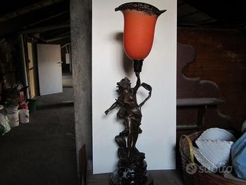 scultura in bronzo con lampada