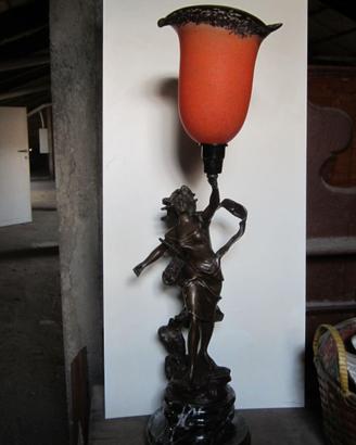 scultura in bronzo con lampada