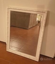 specchio con cornice shabby