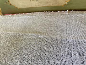 Copriletto matrimoniale in fillet fatto a mano