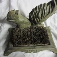 Pulisci scarpe vintage con scoiattolo