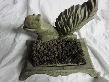 Pulisci scarpe vintage con scoiattolo