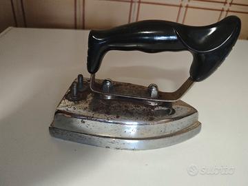 Vecchio ferro da stiro