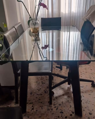 tavolo in vetro e pelle con 4 sedie in pelle