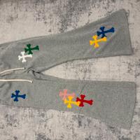 Pantaloni con croci colorate