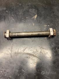 Perno ruota posteriore Honda CRF250-450