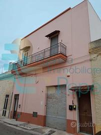 Casa con giardino e garage