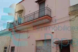 Casa con giardino e garage