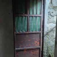 Porta in metallo con finestra apribile 