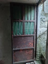 Porta in metallo con finestra apribile 