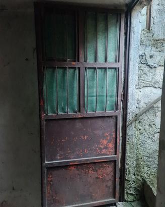 Porta in metallo con finestra apribile 