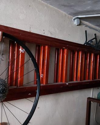 Scala estensibile in legno con carrello
