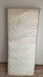 Materasso singolo con rete in doghe pari al nuovo