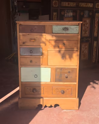 Cassettiera tirolese reinterpretata