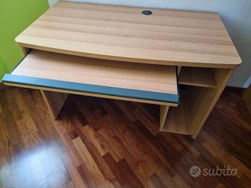 Scrivania in legno, non Ikea.