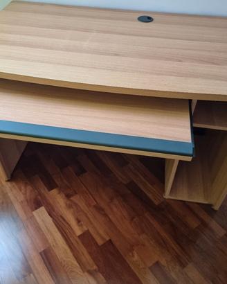 Scrivania in legno, non è un prodotto Ikea.