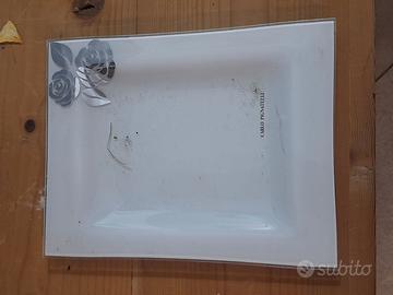 Elegante piatto rettangolare in vetro bianco