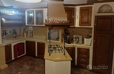 Cucina rustica artigianale + tavolo con sedie