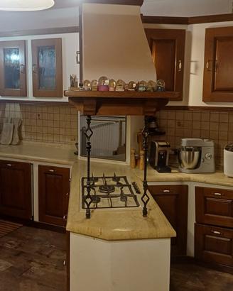 Cucina rustica artigianale + tavolo con sedie