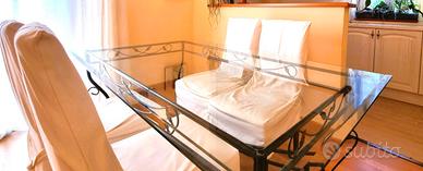 Tavolo in vetro con struttura in ferro