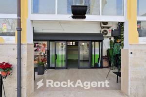 LOCALE COMMERCIALE IN POSIZIONE CENTRALE
