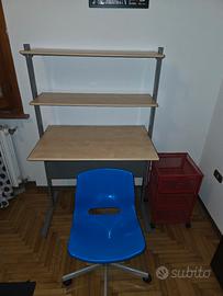 scrivania con sedia a rotelle e comodino a rotelle