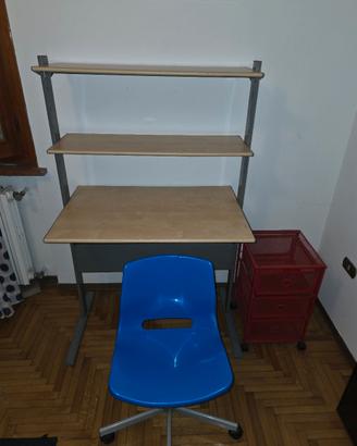 scrivania con sedia a rotelle e comodino a rotelle