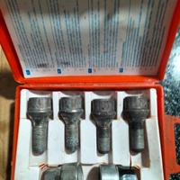 n.4 bulloni antifurto per auto.