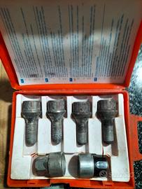 n.4 bulloni antifurto per auto.