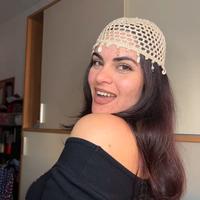 Cappello a rete bianco beige con charm uncinetto