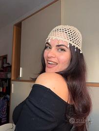 Cappello a rete bianco beige con charm uncinetto