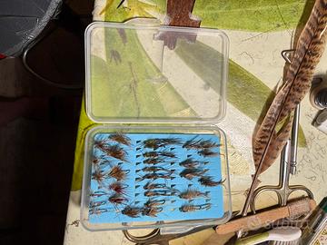 Piccola scatola di mosche artificiali