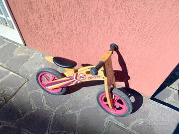 Bicicletta in legno senza pedali per bambini