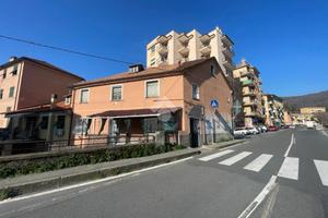 CASA SEMINDIPENDENTE A GENOVA