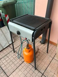 Barbecue con piastra e suo contenitore in legno
