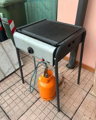 Barbecue con piastra e suo contenitore in legno