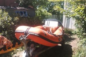 Gommone 4.30m motore 25 2t e carrello per il trasp