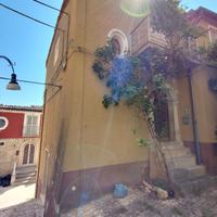 Casa su due livelli , più tre pertinenze