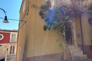 Casa su due livelli , più tre pertinenze