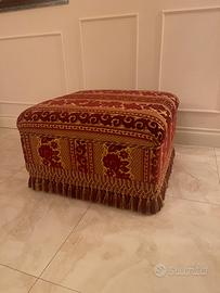 Pouf grande in tessuto damascato bourdeaux e oro