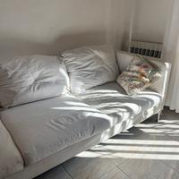 Divano color bianco 3 posti sfoderabile + puff