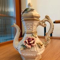 Teiera Capodimonte con motivi floreali