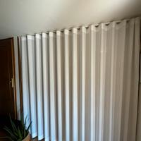 Tenda bianca con supporto