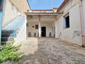 Casa singola con doppio cortile