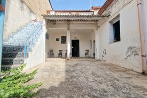 Casa singola con doppio cortile