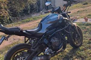 yamaha mt07 stunt!