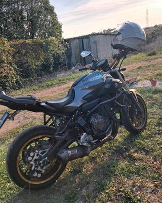 yamaha mt07 stunt!