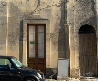 Immobile uso abitativo con giardino retrostante