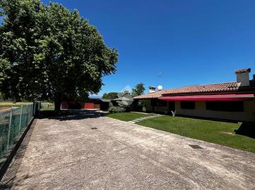 VILLA A SCHIERA A VOLPAGO DEL MONTELLO