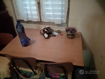 tavolo da cucina con sedie 